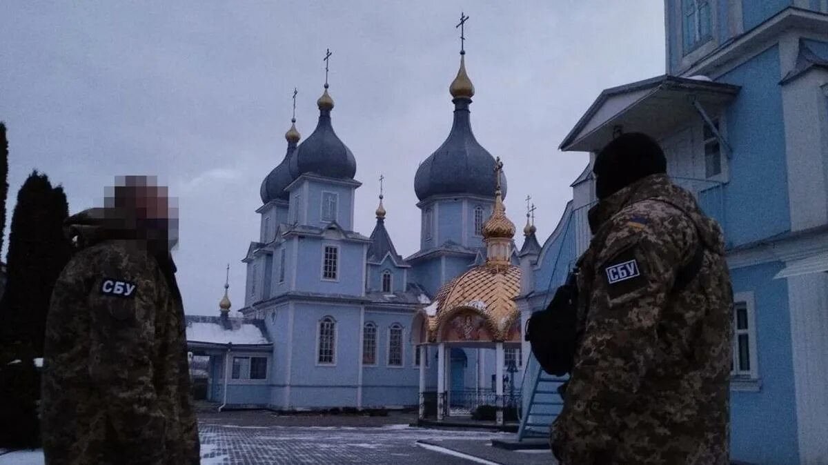 Сбу в киево-печерской лавре. Упц священник сбу. Православные люди киево-печерская лавра. Около церкви. Православная церковь украины.