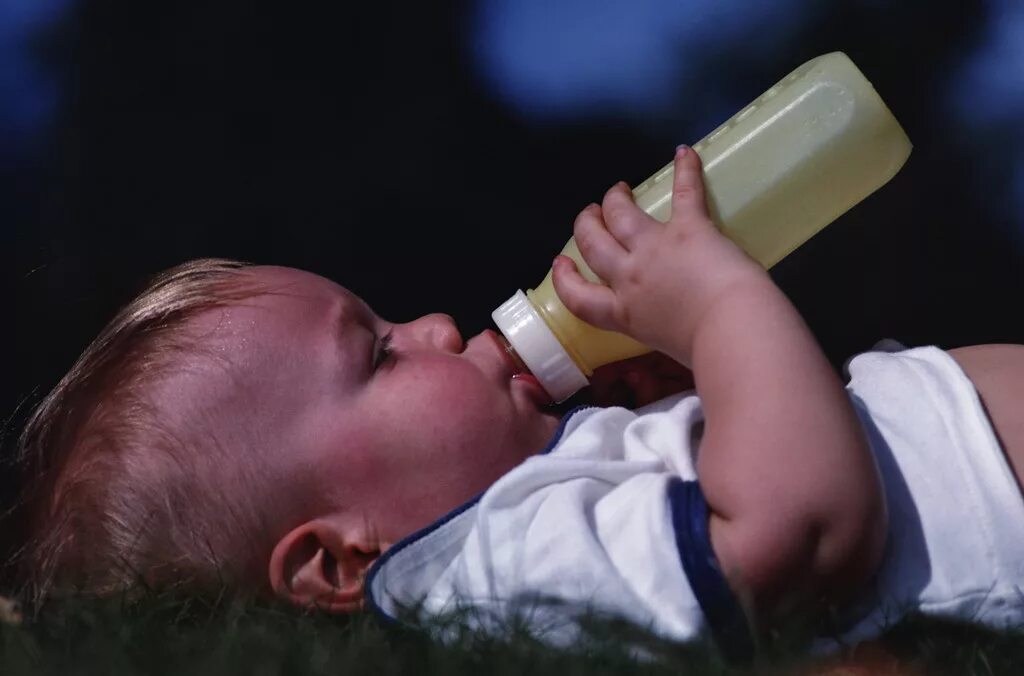 Бутылка для детей. Малыш пьет из бутылочки. Ребенок с бутылочкой. Малыш пьет бутылочка.