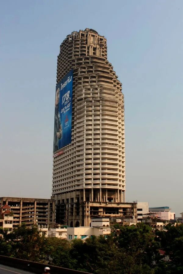 Unique tower. Саторн Бангкок. Саторн Юник Тауэр. Небоскреб Sathorn unique Tower. Башня призрак Бангкок.