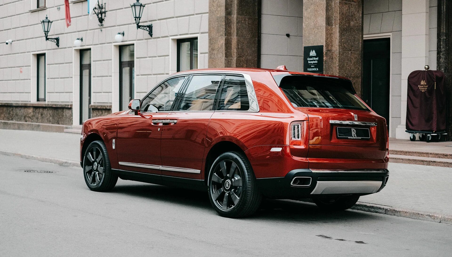 Роллс калина. Rolls Royce Cullinan. Rolls-Royce Куллинан. Машина Rolls Royce Cullinan. Rolls Royce Cullinan 2022.