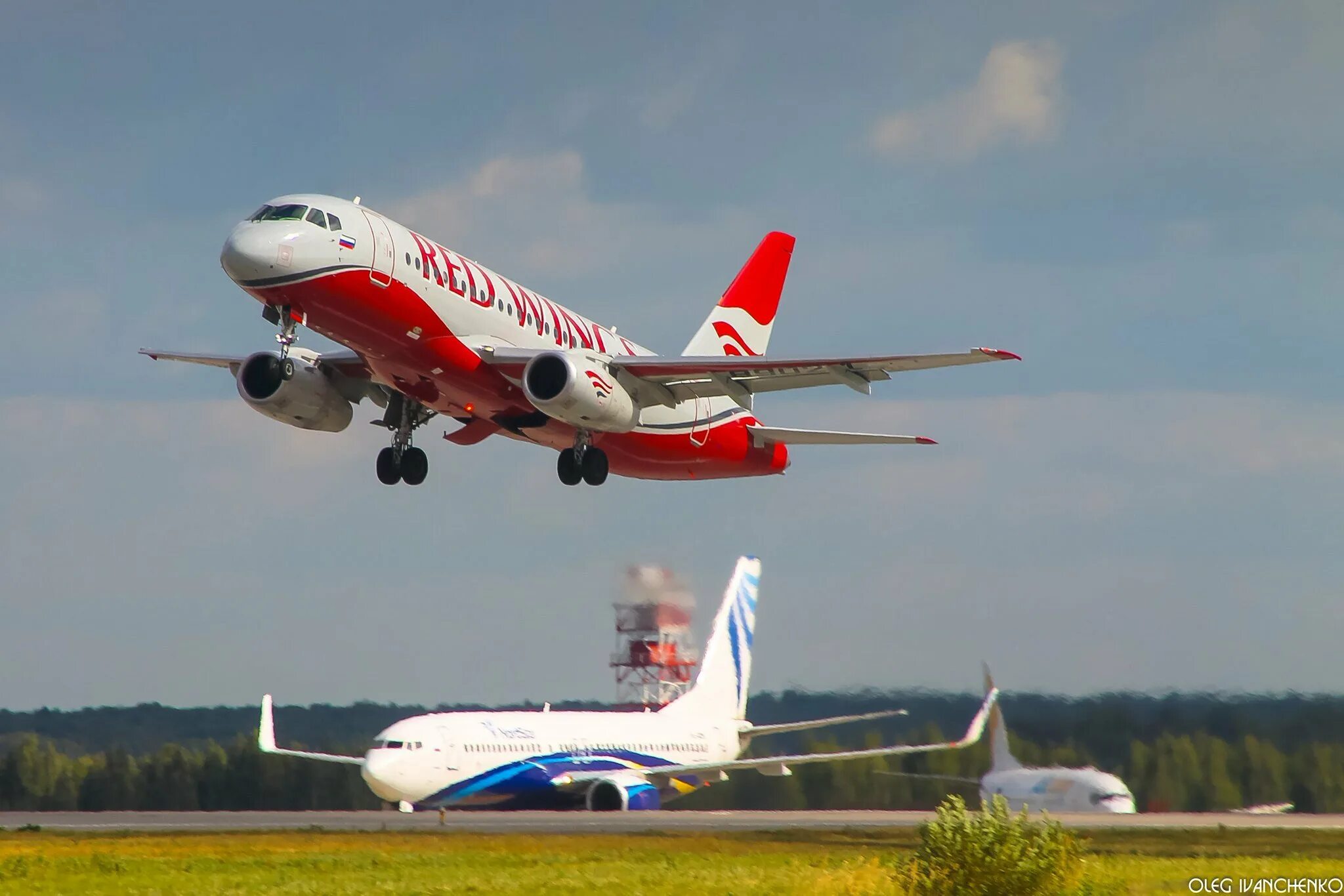 Суперджет 100 ред Вингс. Сухой Суперджет 100 редвингс. SSJ-100 самолет Red Wings. SSJ 100 ред Вингс.