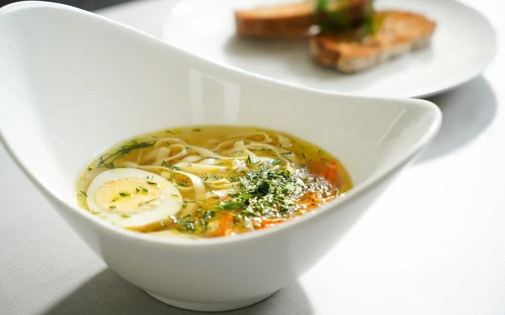 Рецепт куриного супа от шеф повара. Куриный суп от шеф повара. Суп с куриным филе. Рецепт куриного супа от шеф повара. Рецепт куриного супа от шеф повара.