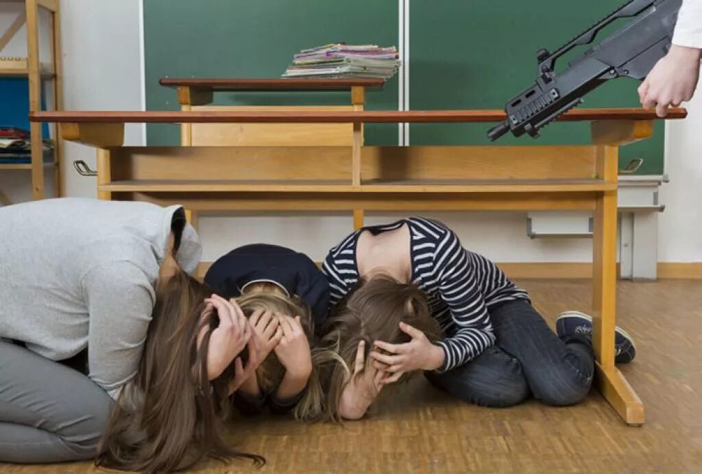 учительница в школе. учитель украли. учитель украли. мем учитель айкидо. учительница с оружием.