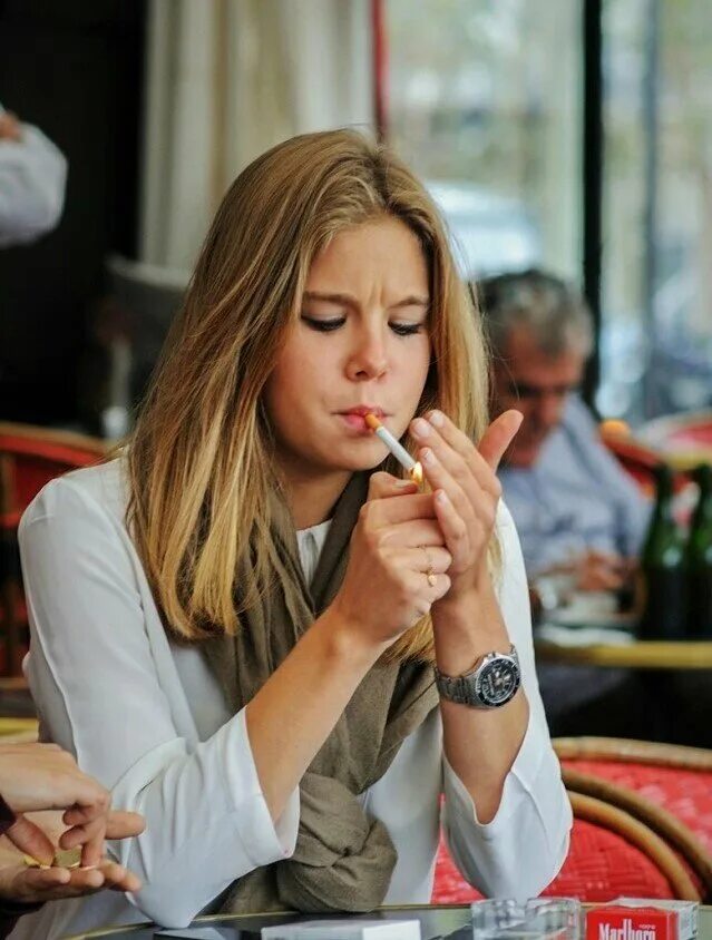 Юлию курил. Девушка с сигаретой. Сигареты звезда.