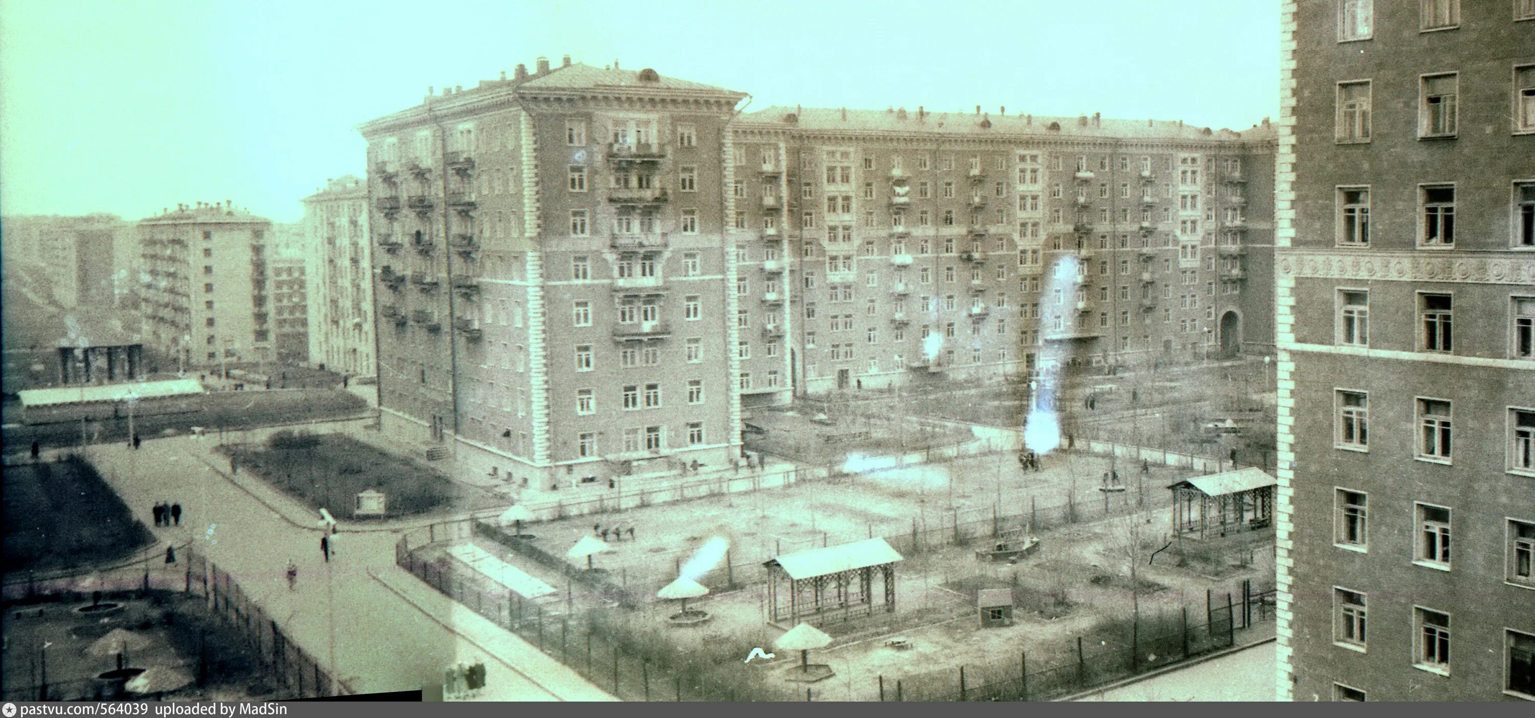 Юго западная 13. Юго-запад москва 13 квартал. кварталы юго запада москвы 1960. 42 квартал юго-запада. красные советские дома.