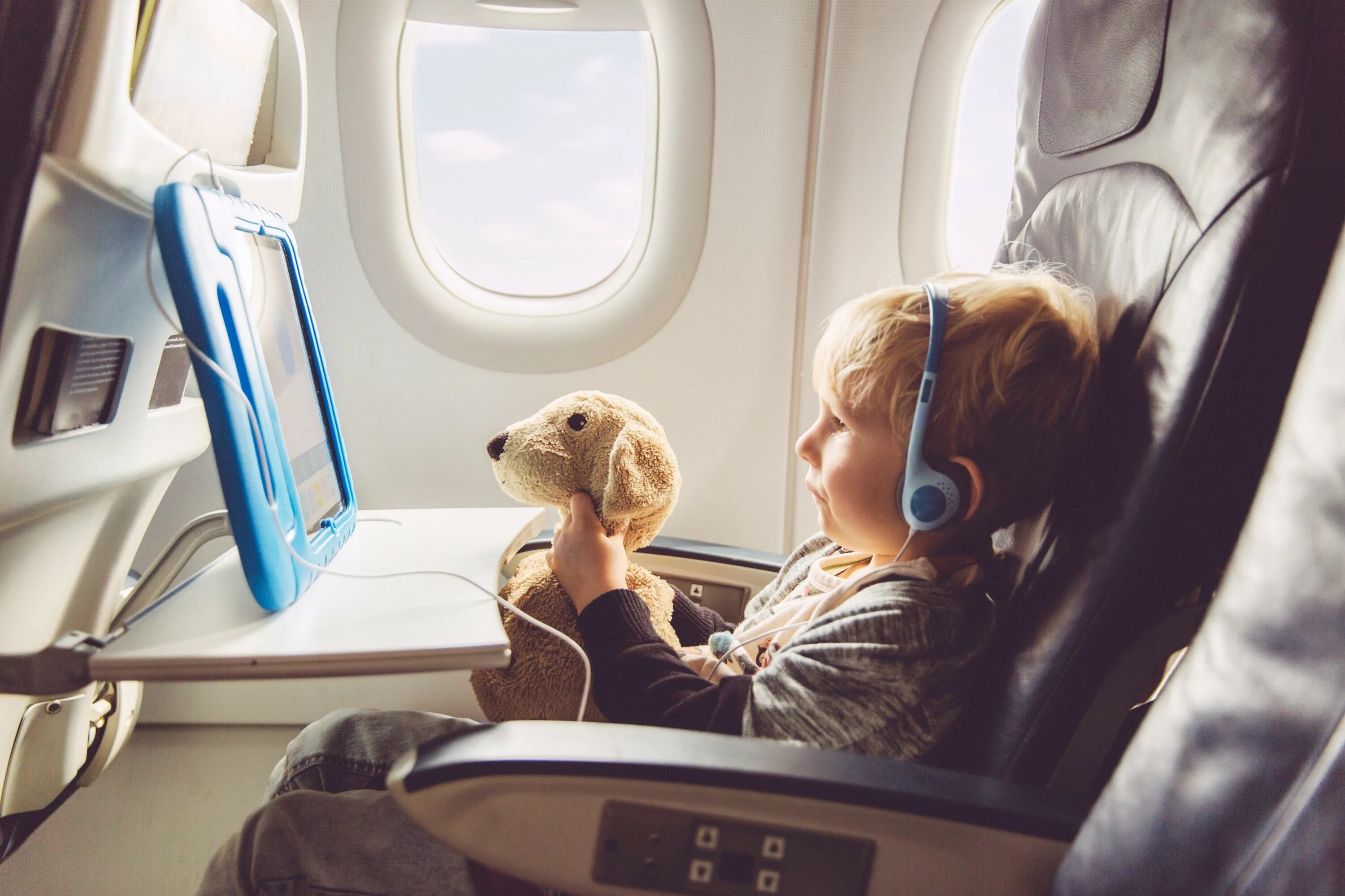 Поездки на самолете россии. Самолет для детей. Путешествие на самолете. Перелет с ребенком. Путешествие на самолете для детей.