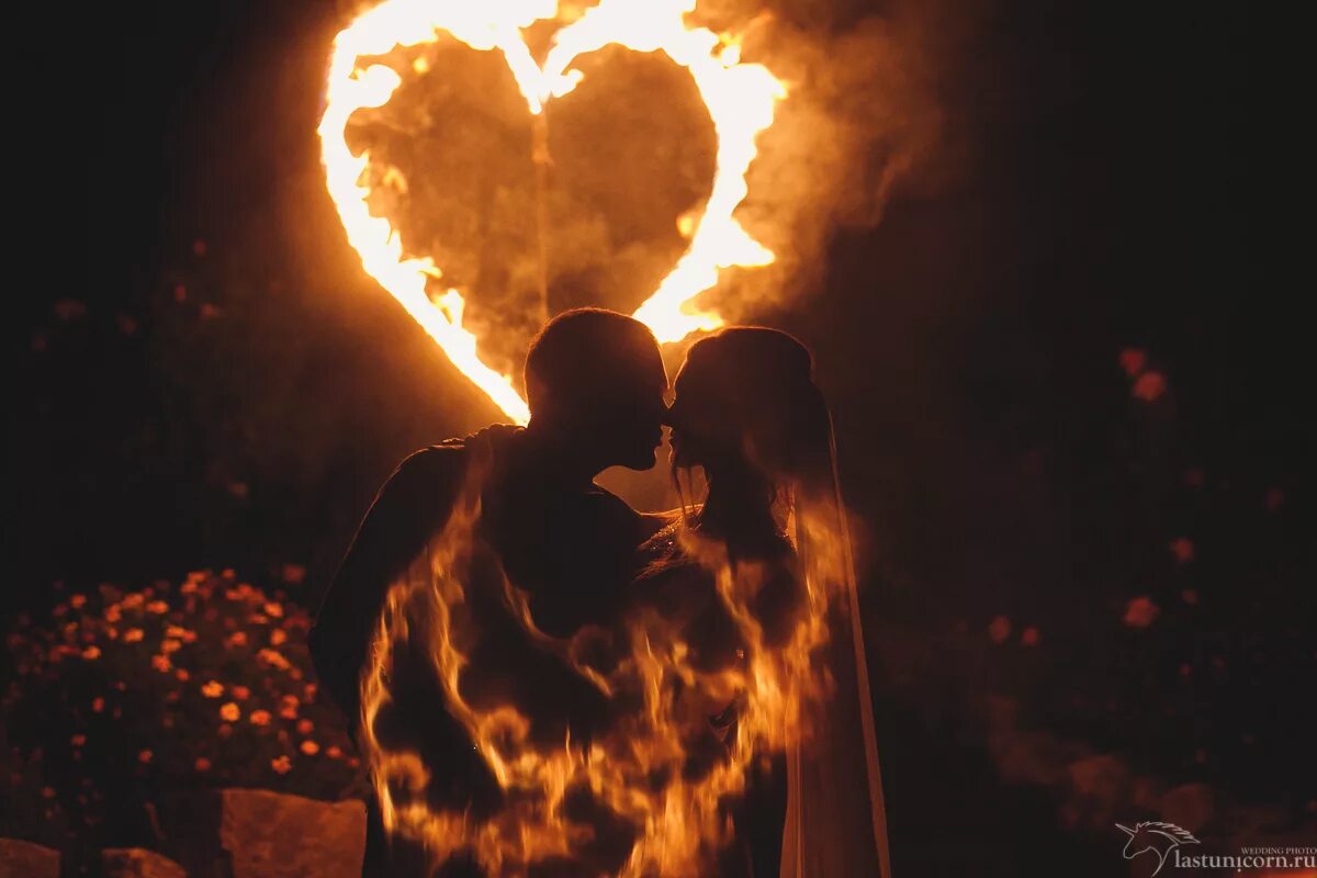 огненный поцелуй. страсть огонь любовь. пылай со мной. огненный поцелуй. страсть огонь любовь.