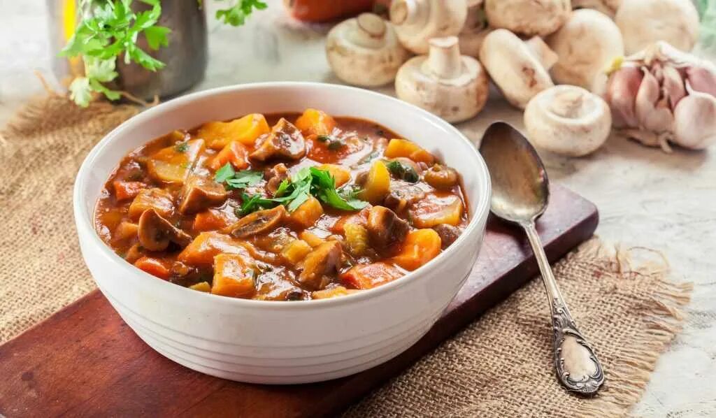 Рагу с шампиньонами и овощами. Овощное рагу с шампиньонами. Овощное рагу с грибами. Рагу из овощей с грибами. Овощное рагу с грибами.
