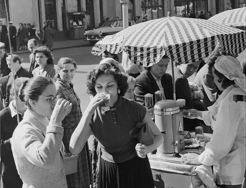 Всемирный фестиваль молодёжи и студентов в москве 1957. Что появилось в 50 годы. Советские девушки. Советские вендинговые автоматы. Америка в 50-е годы.