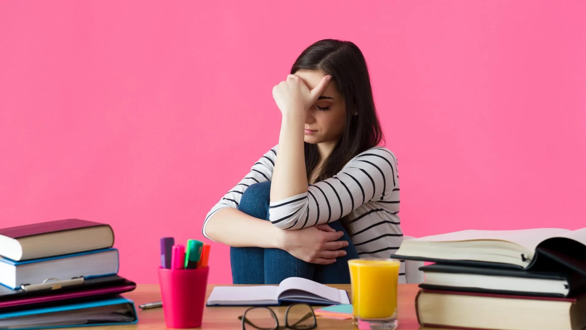 She study for her exams. Студентка сидит за столом. Девочка за партой недовольная. Студентка сидит за партой. Студентка за партой.