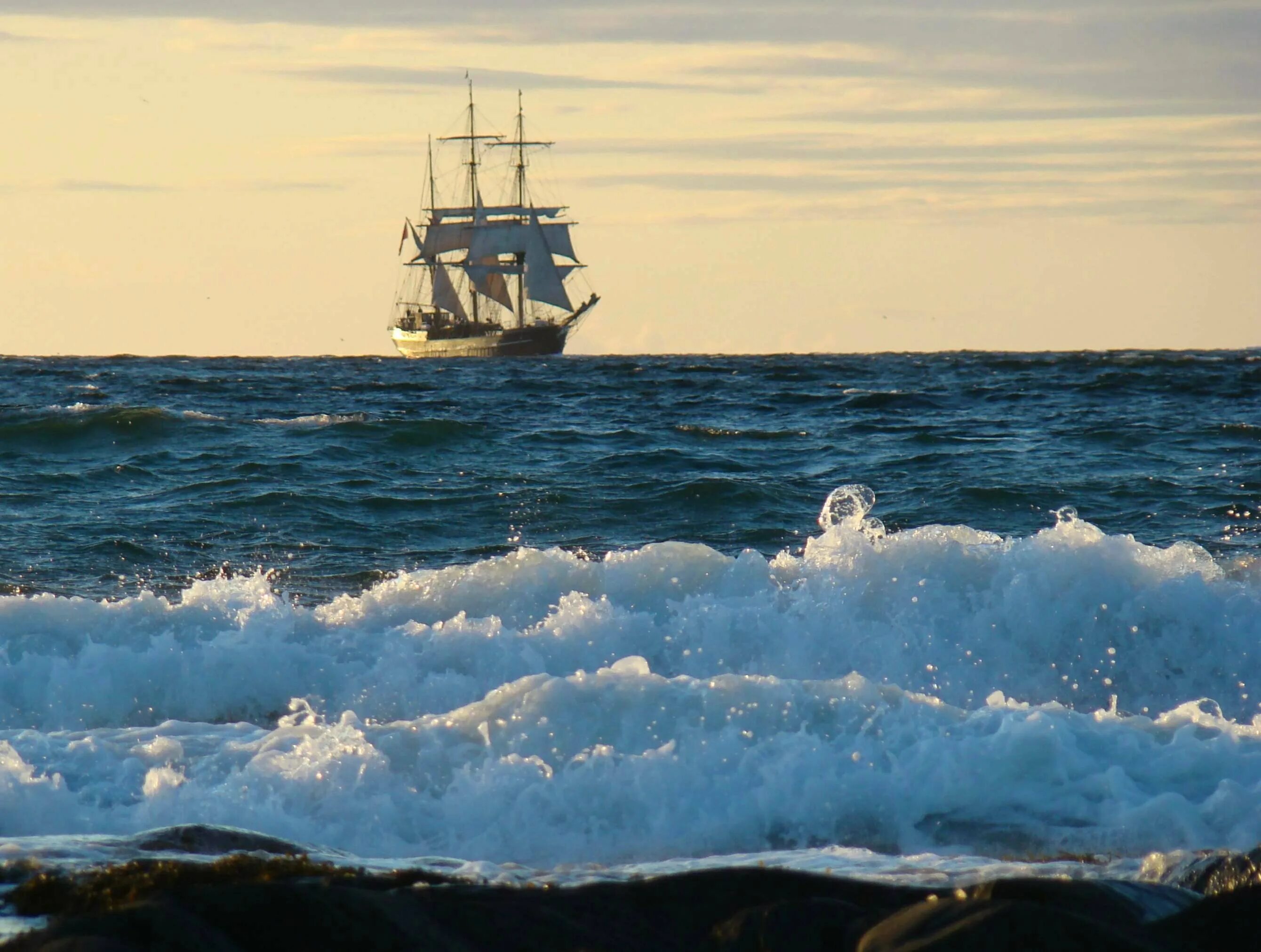 Корабль в море. Морской пейзаж. Корабль в океане. Морской пейзаж с кораблем. Волна от парохода плывущего