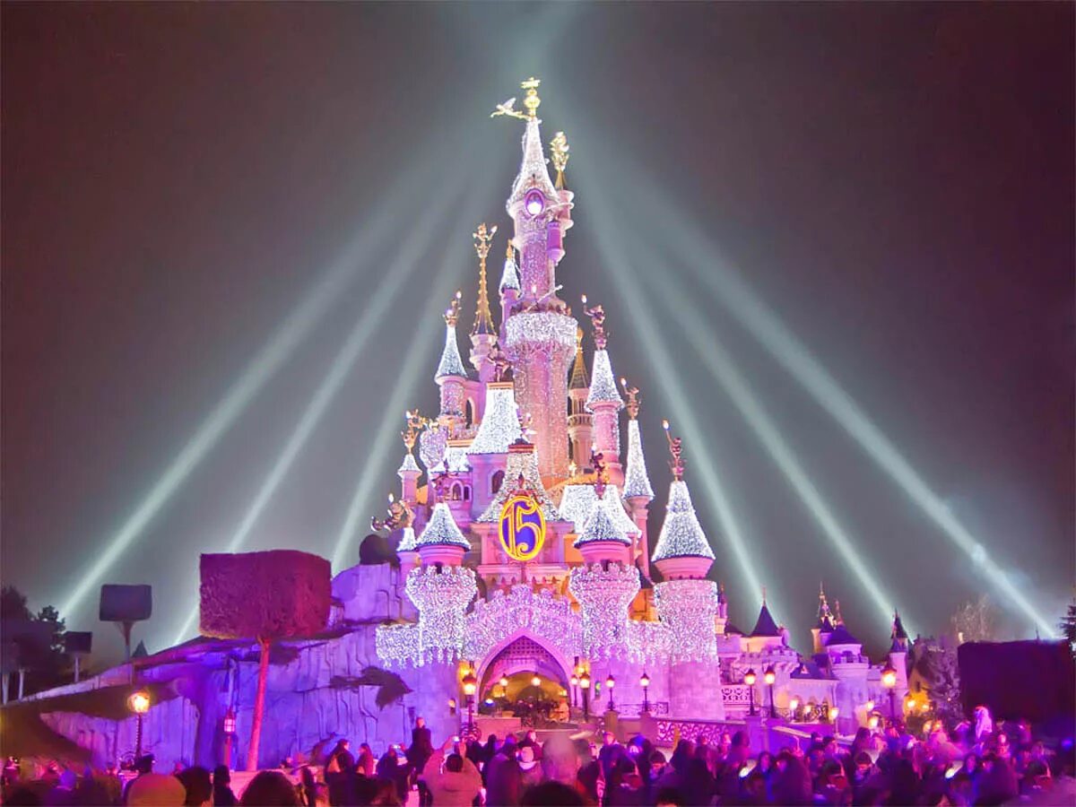 Сколько стоит диснейленд в париже. Диснейленд во Франции. Disneyland в Париже. Замок Диснейленд в Париже Франция. Евро Диснейленд Франция.