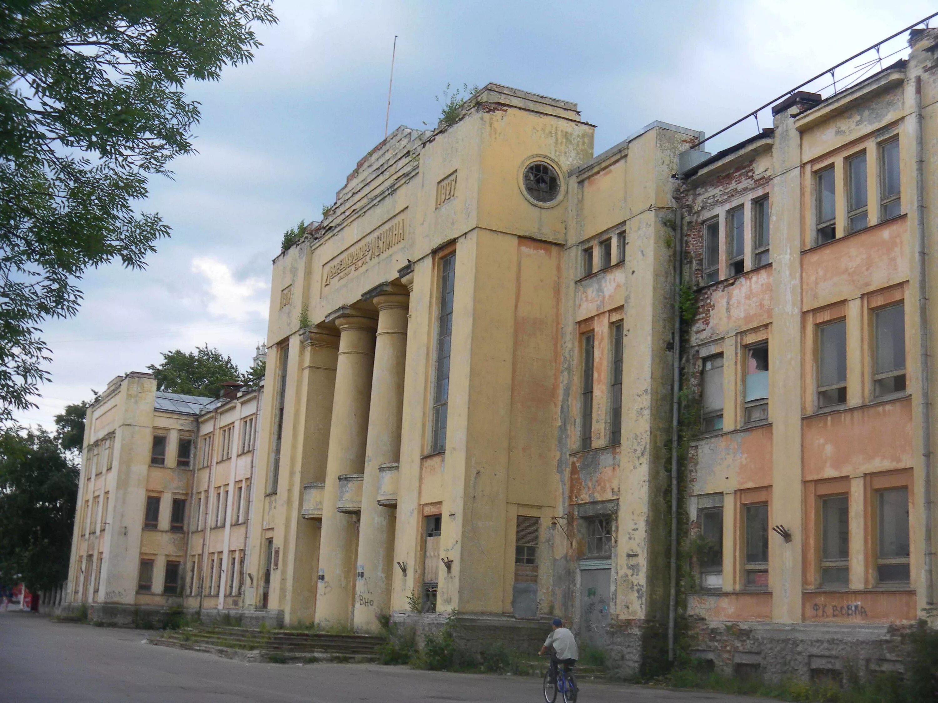 Дк канавинского. Заброшенный дк имени ленина нижний новгород. Заброшенный дк имени ленина нижний новгород. Дворец ленина нижний новгород. Дк канавинского.