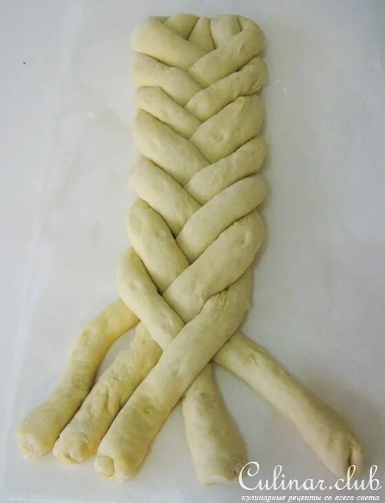 жгут из теста. украшение каравая колосками. как понять раскатать тонкий жгутик из теста. выпечка хала. тесто раскатанное в жгут.
