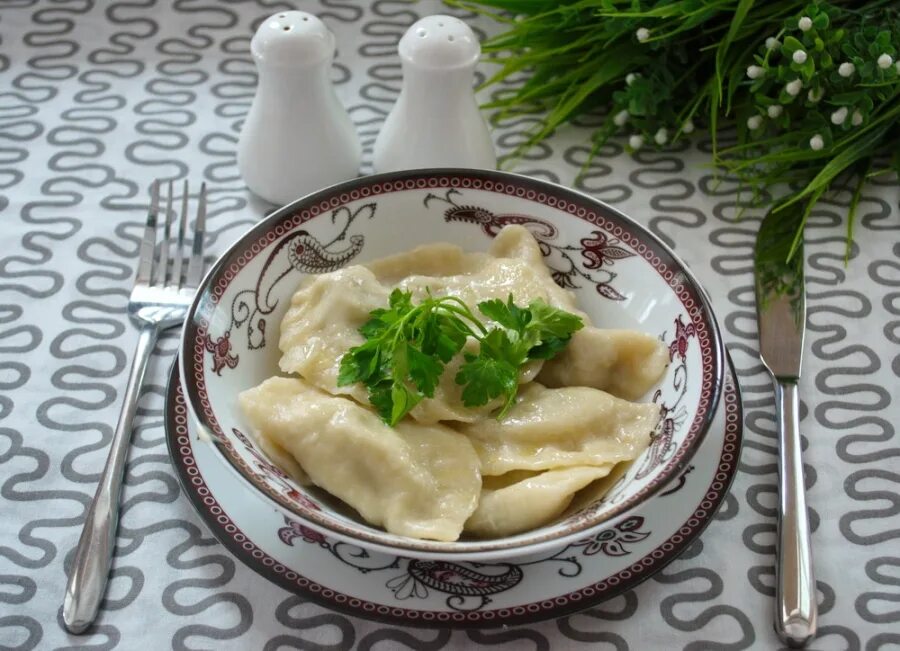 Вареники с квашеной капустой и картошкой. Вареники с капустой квашеной и фаршем рецепт. Пельмени с квашеной капустой. Вареники с капустой квашеной и фаршем рецепт. Вареники с капустой квашеной и фаршем рецепт.