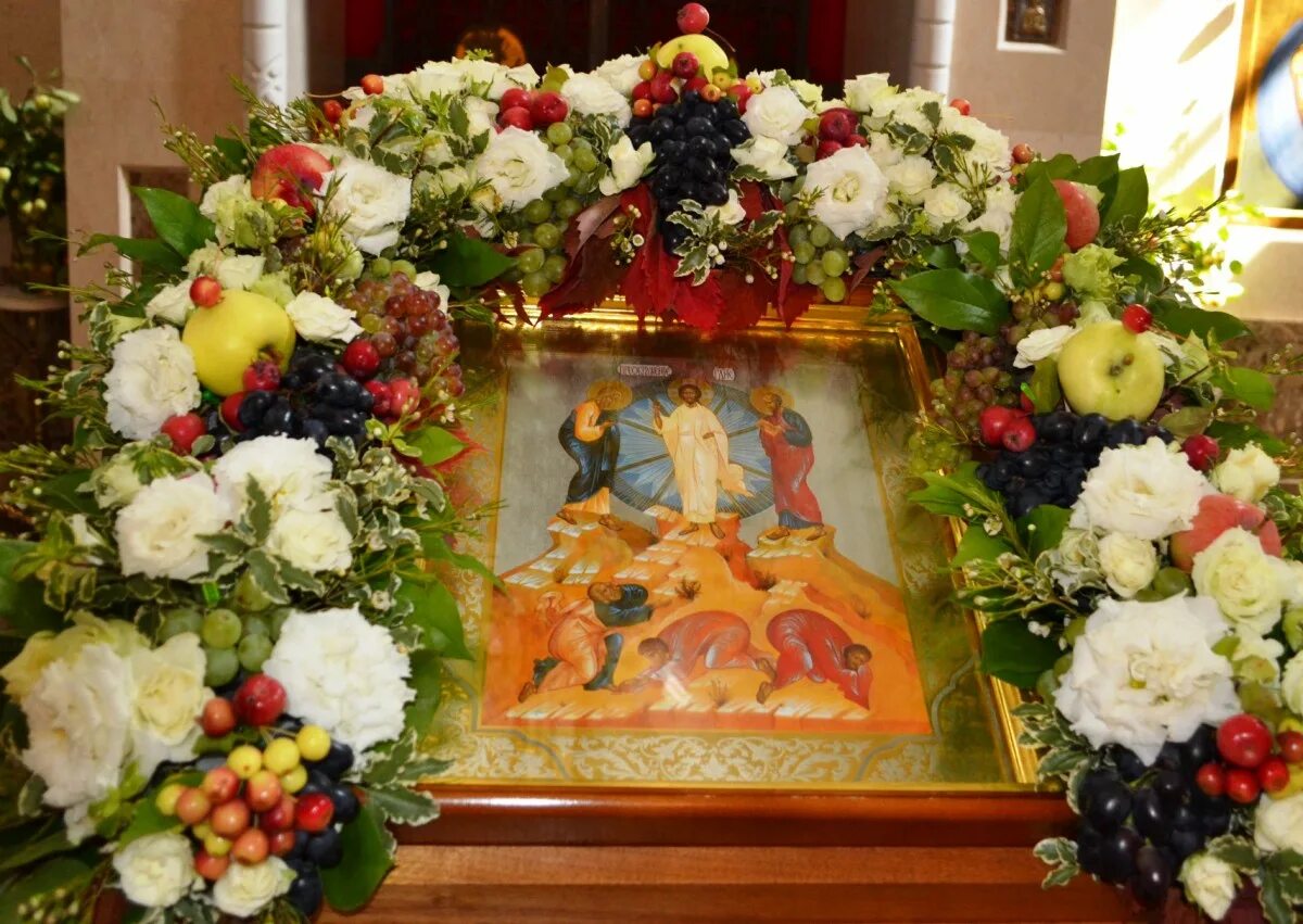 Икона преображение в храме. Икона преображение в храме. Храмовая флористика преображение господне. Свято елисаветинский монастырь украшение храма. Икона преображение в храме.