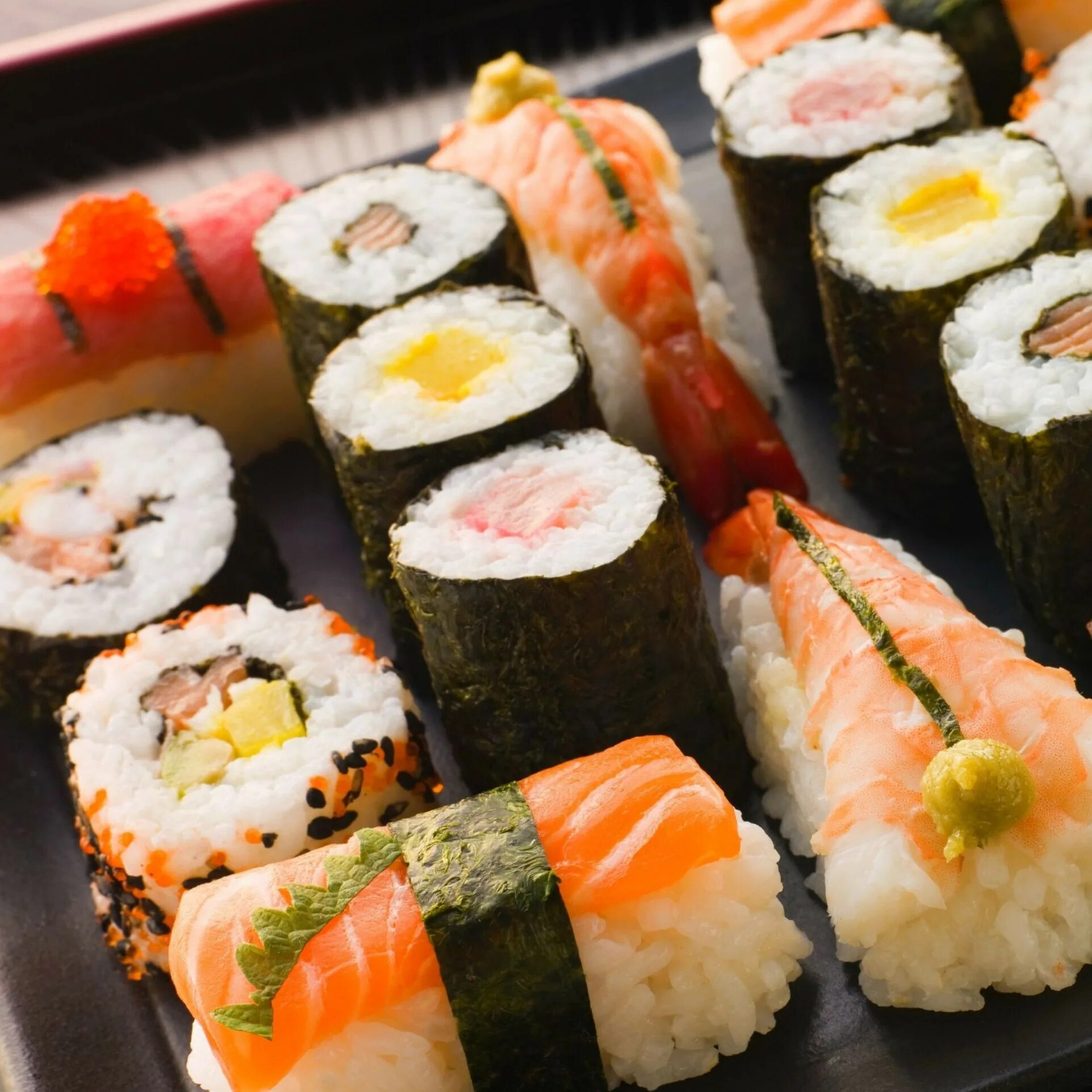 Покажи суши. Суши и роллы. Красивые роллы. Красивые роллы и суши. Виды суши.