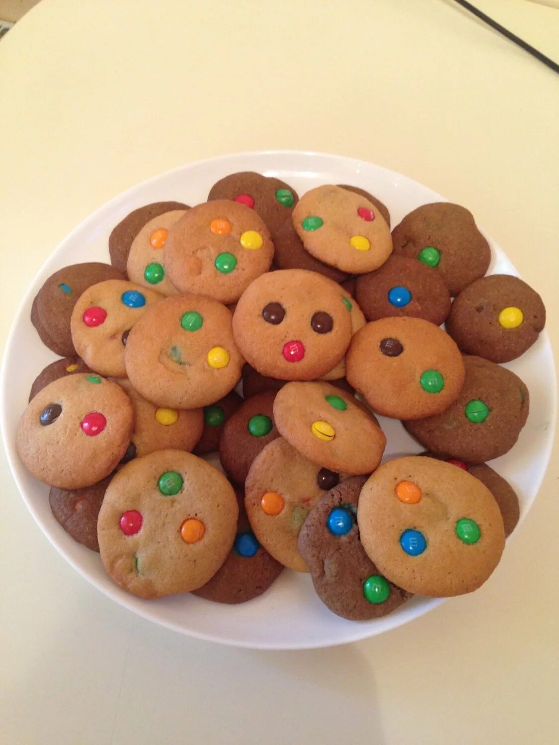 вкусняшки из легкого пластилина. печенька из полимерной глины. пряня шрек. печенька из пластилина. мультик шрек пряня.