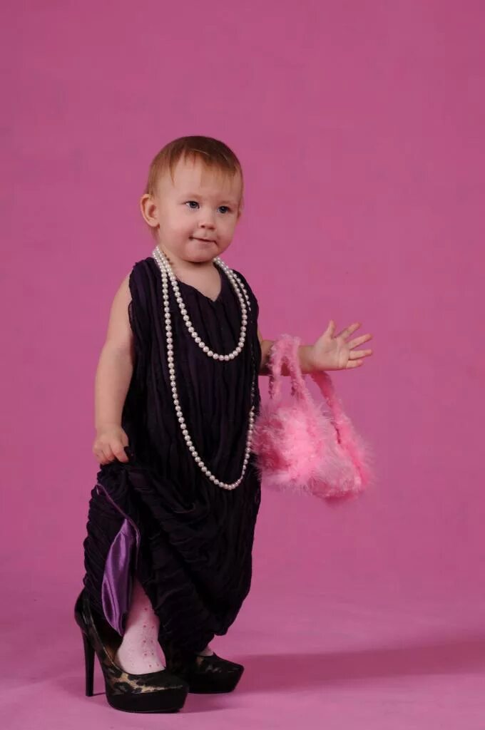 Мамина модница. Ребенок в бигудях. Маленькие модницы. Красивые дети девочки модняшки. Девочка в маминых туфлях.