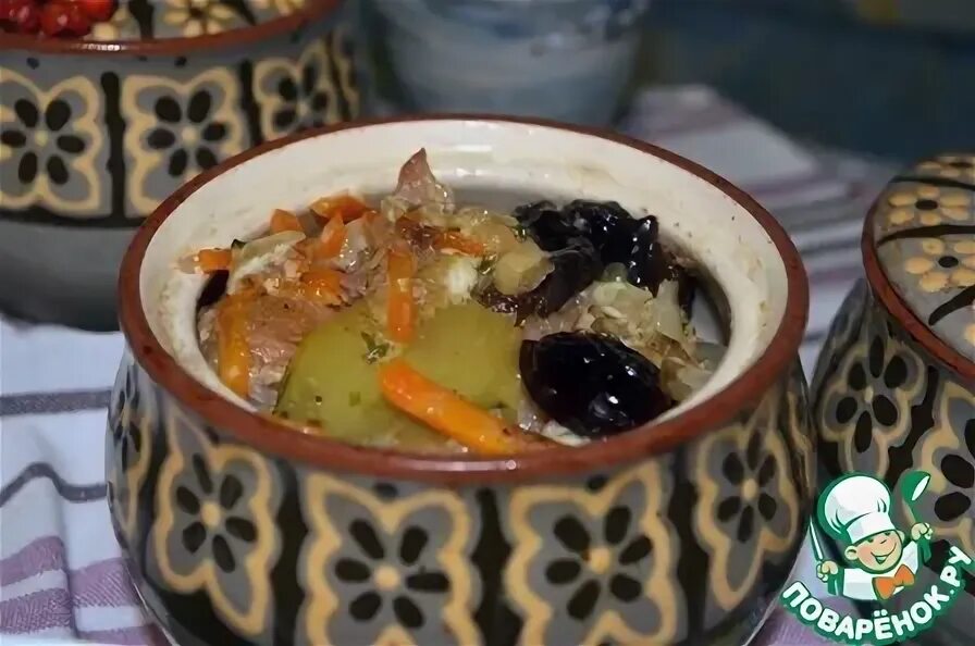 Индейка с овощами в горшочке. Рецепт кролика в горшочке в духовке. Рагу из кролика. Кролик в духовке в горшочке тушеный. Рецепт кролика в горшочке в духовке.