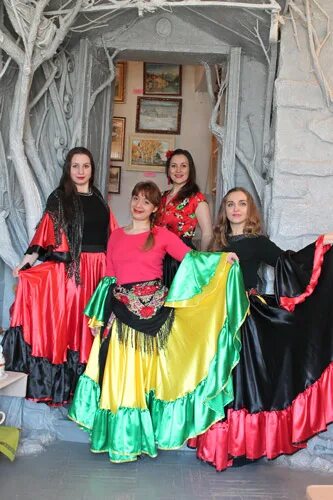 международный фестиваль цыганский. сценка с цыганкой на юбилей. международный день цыган с праздником. 8 апреля праздник цыган. праздник цыганской культуры.