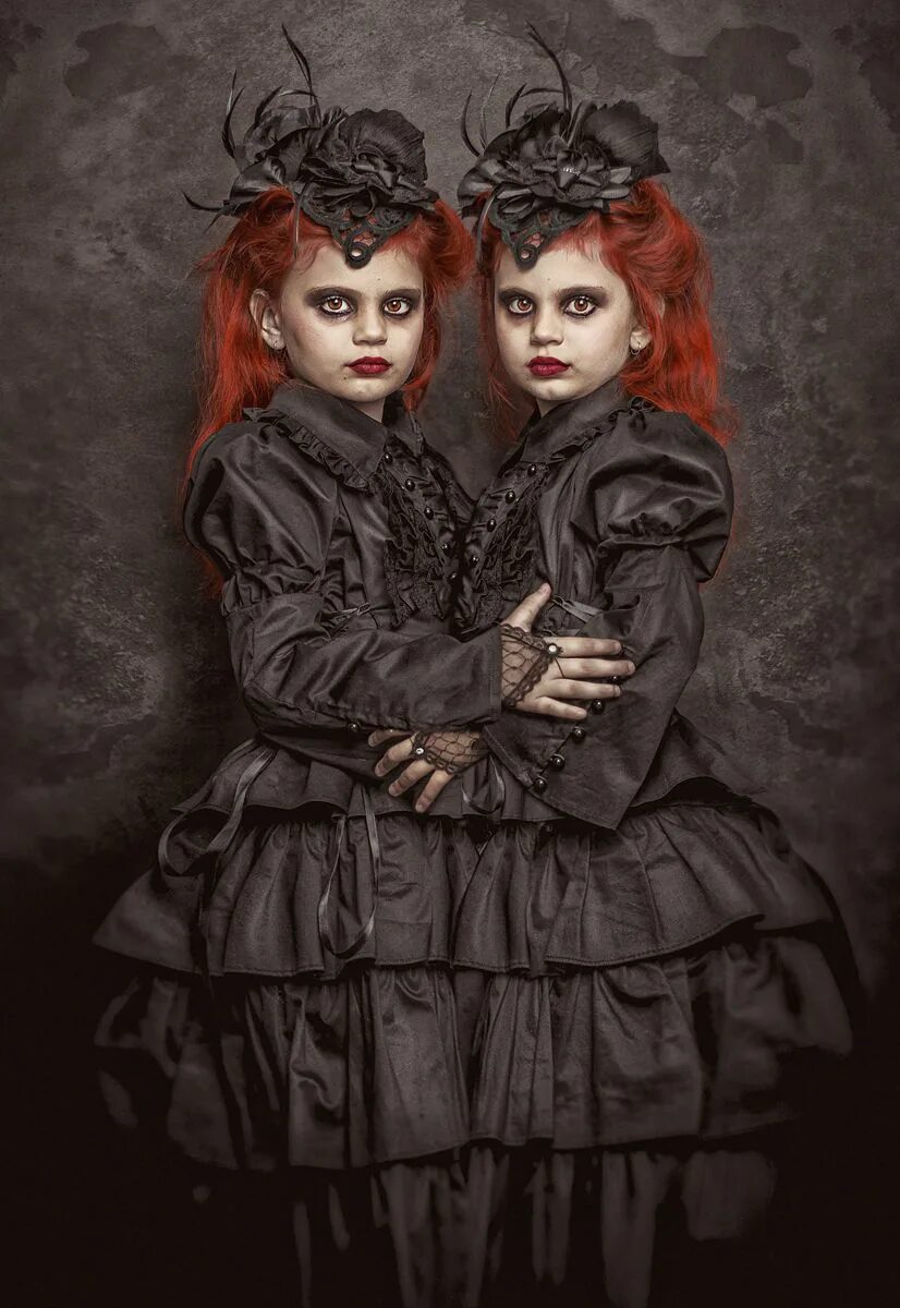 Злая сестренка. Костюмы на Хэллоуин для близняшек. Фотосессия в стиле ужасов. Костюм на Хэллоуин для сестер. Фотосессия в стиле ужастиков.