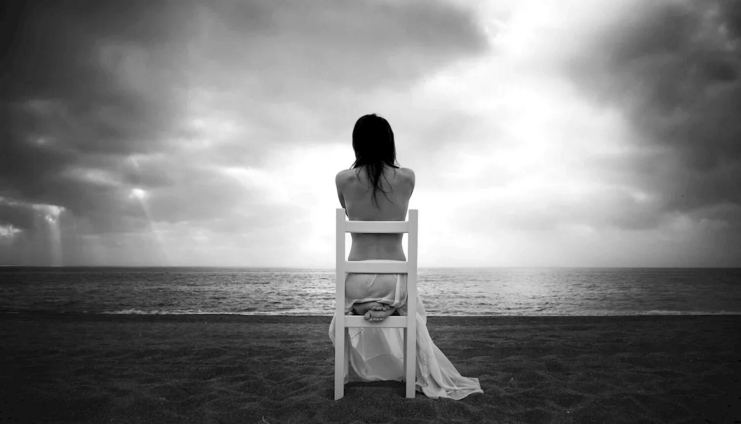 Последний день одиночества. Это одиночество. Одиночество души. Одинокая девушка. Черно белое одиночество.