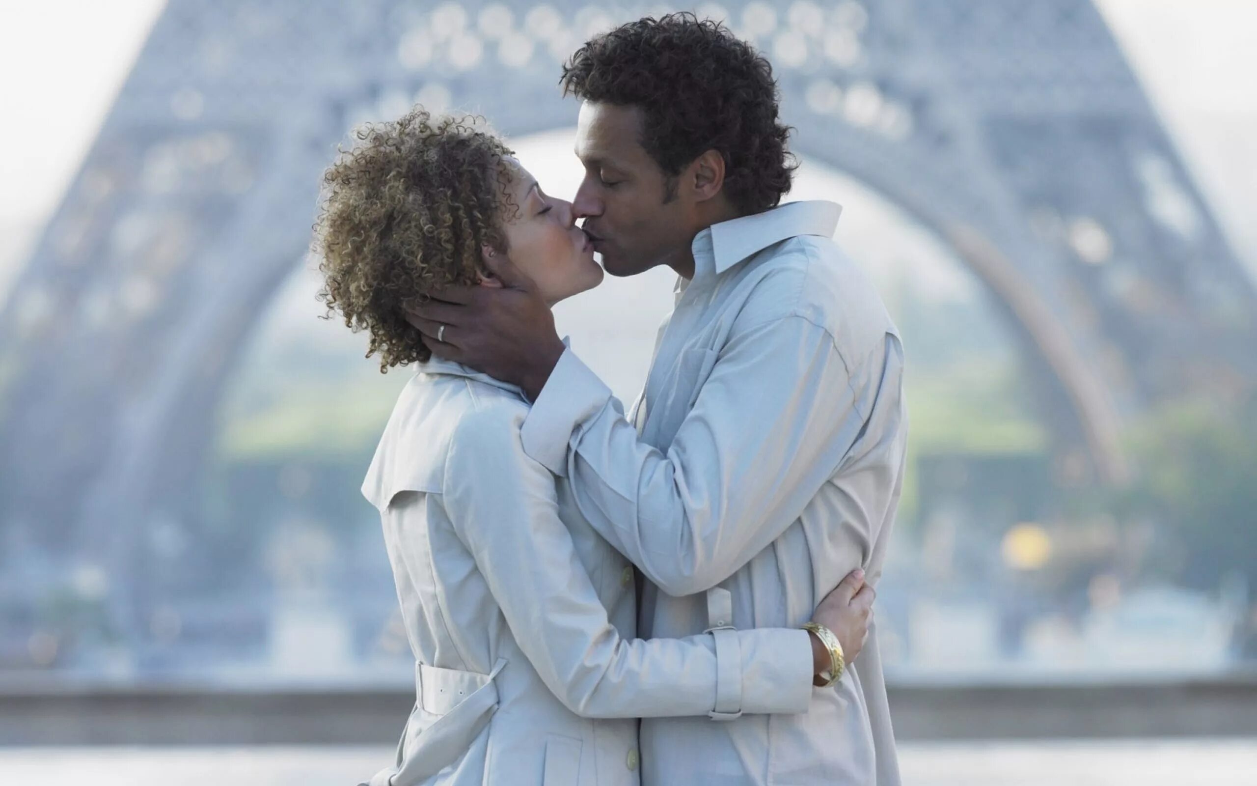 Наблюдать французский. Влюбленные пары. Французский поцелуй. Франция поцелуй. Влюбленная парочка.