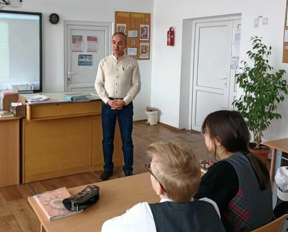 Элжур белогорск школа. Школа лицей 2 Белогорск Крым. Школа лицей 2 Белогорск Крым электронный. Школа лицей 2 Белогорск Крым здание. Молодым специалистам в школе.