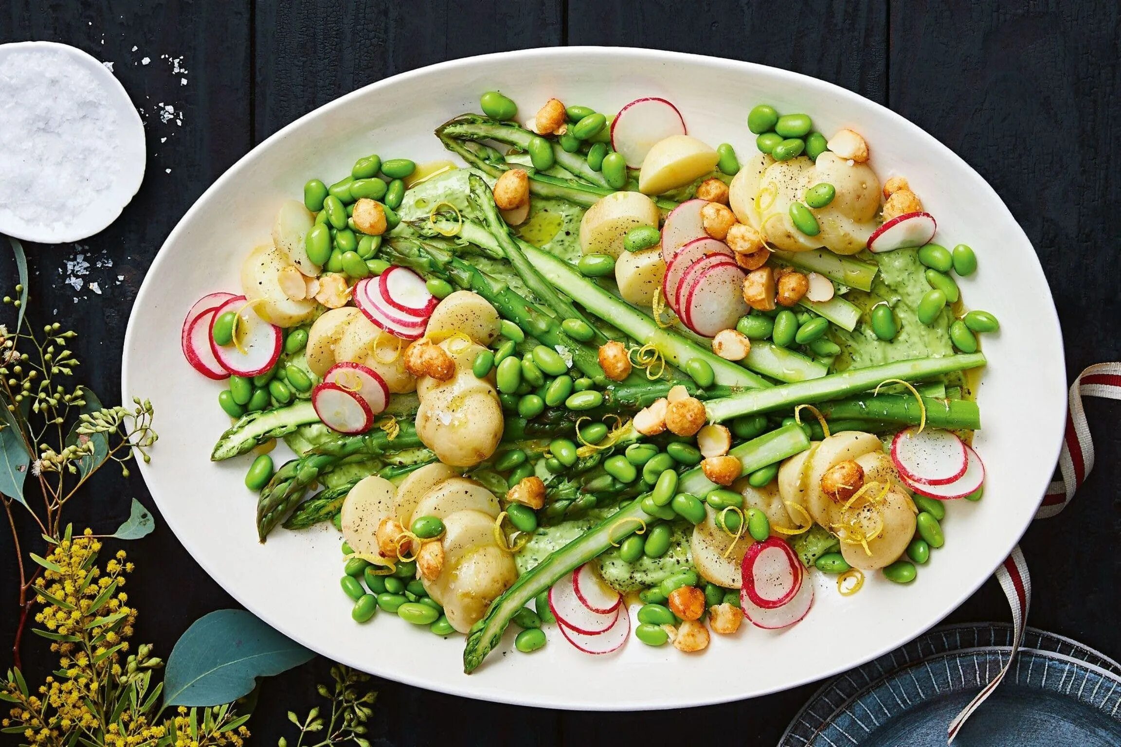 Эдамаме блюдо. Vegan dishes. Scramble with Avocado and Asparagus.