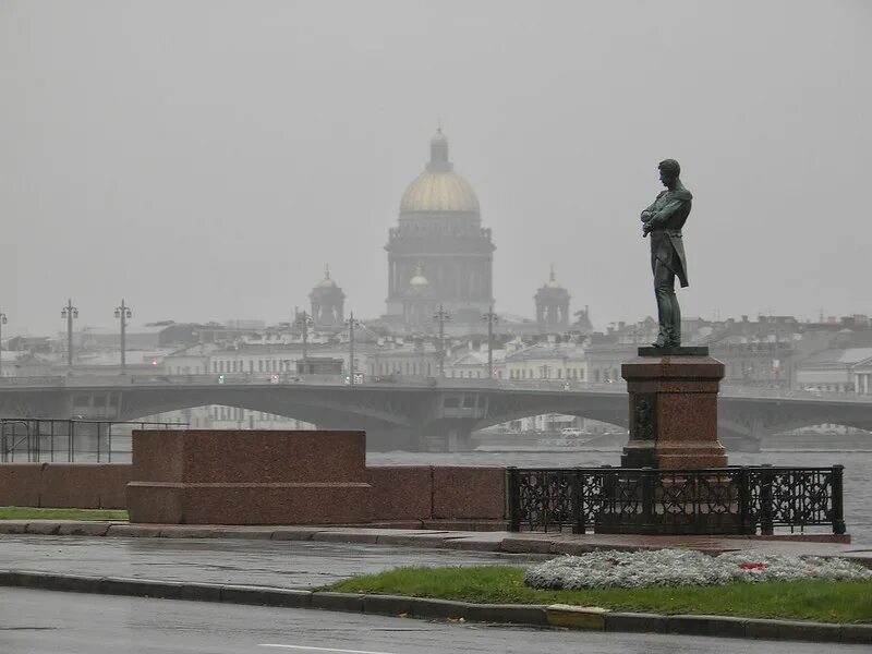 Памятник Крузенштерну в Санкт-Петербурге. Памятник Крузенштерну в Питере. Памятник Крузенштерну на набережной лейтенанта Шмидта. Дождь в Петербурге а Васильевском острове.