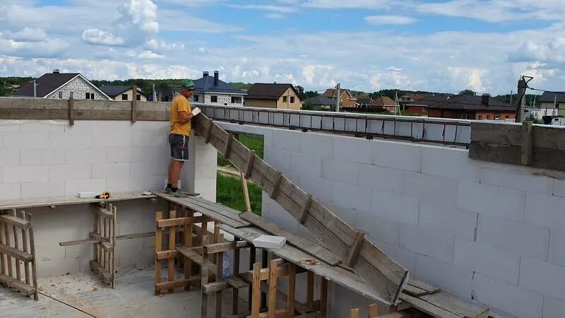 Армопояс для газобетона. Армопояс для плит перекрытия. Армопояс 100х100. Опалубка для армопояса из газобетона 50 мм. Армопояс монолит.