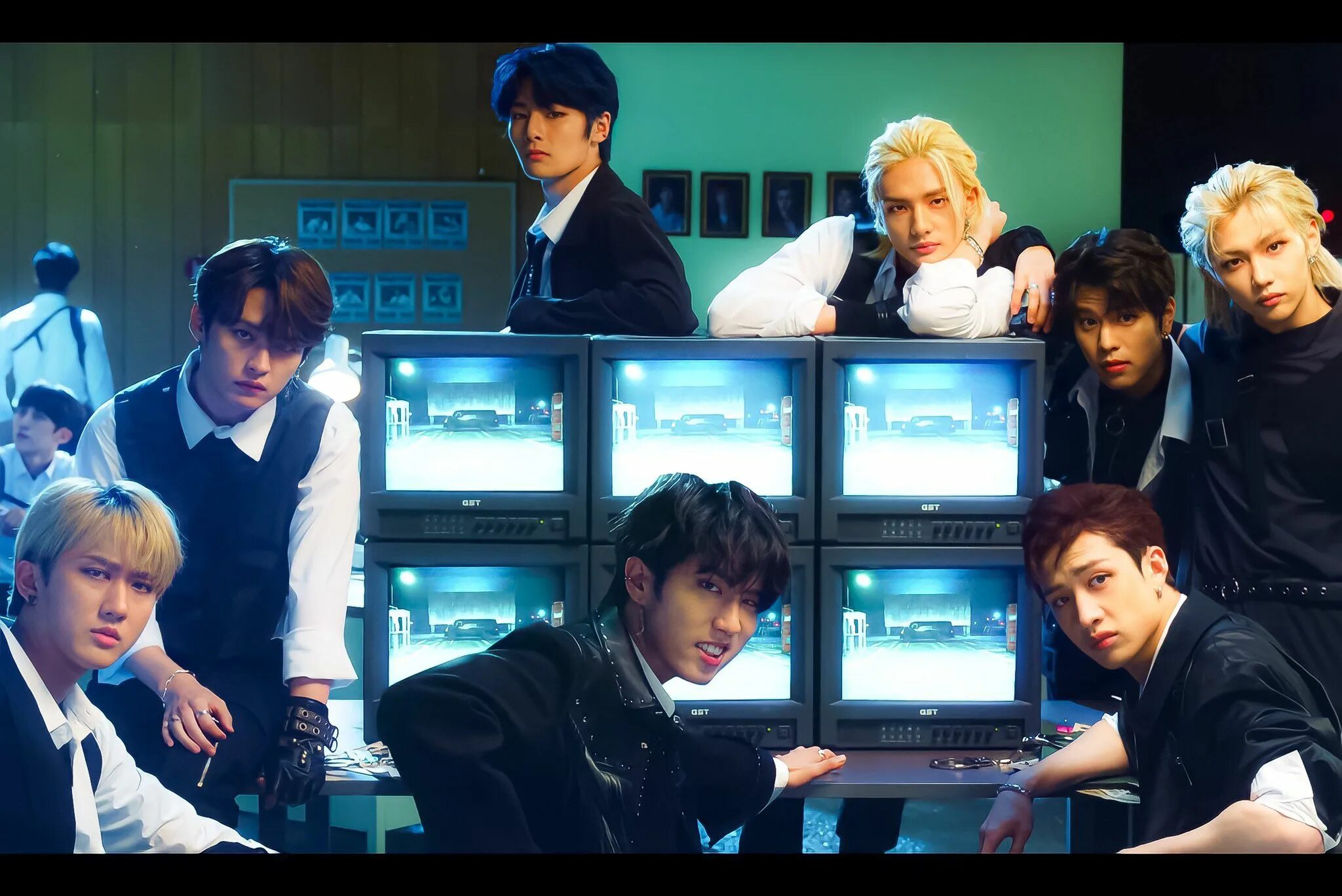 Resca. Stray kids хёнджин операция. Клип s class stray kids. Stray kids 5 star лого. Stray kids s класс.