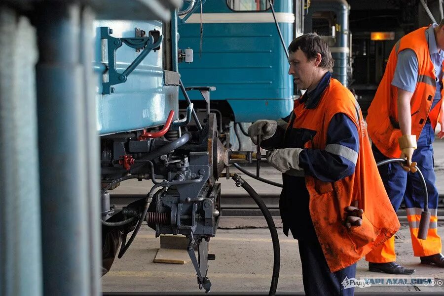 Машинист эскалатора. Электрик в метро. Электромонтер метрополитен. Техническое обслуживание вагонов. Осмотрщик вагонов метрополитена.