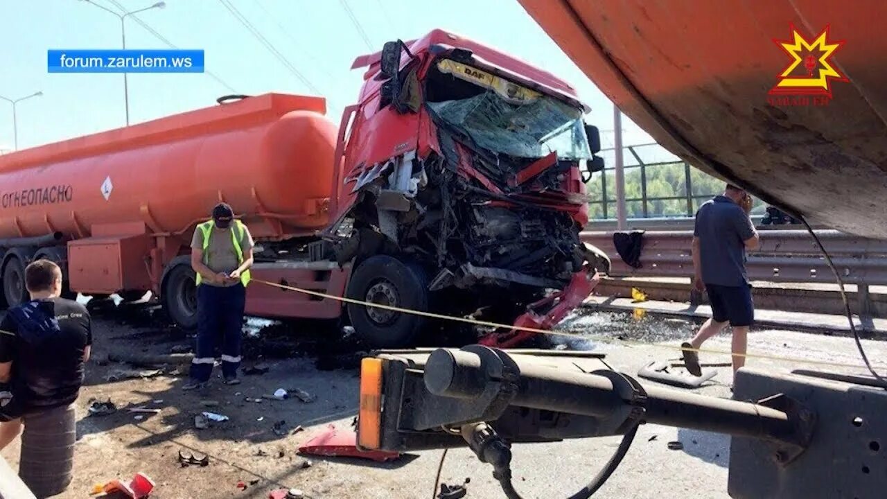 Опрокидывание грузового автомобиля. Автомобиль врезался в бензовоз. Бензовоз врезался. Бензовоз волгоград. Бензовоз.