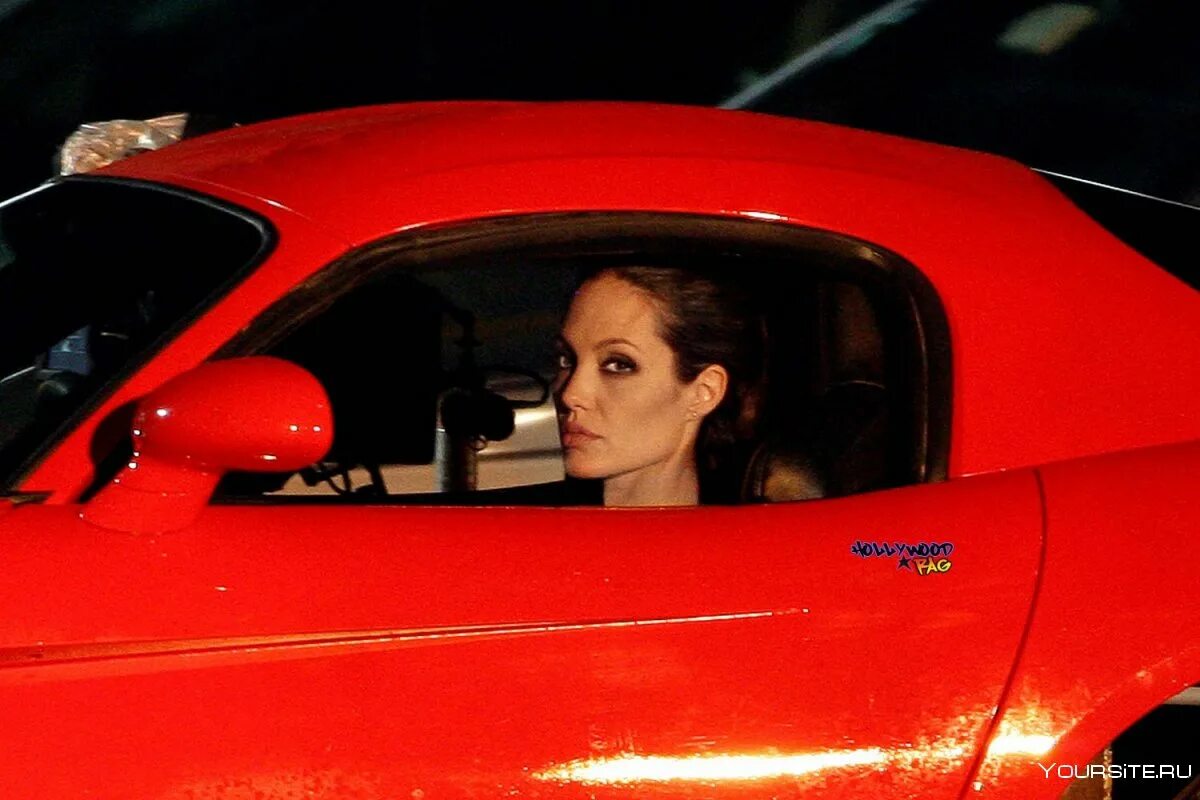 В машине известно в каждой. Анджелина Джоли в машине. Анджелина Джоли за рулем. Анджелина Джоли на Додж Вайпере. Любимая машина Анджелины Джоли.