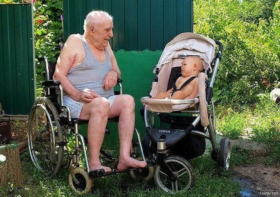 Смешные картинки внуку. Дедушка на коляске. Смешные старики. Бабка на коляске. Старушка с коляской.