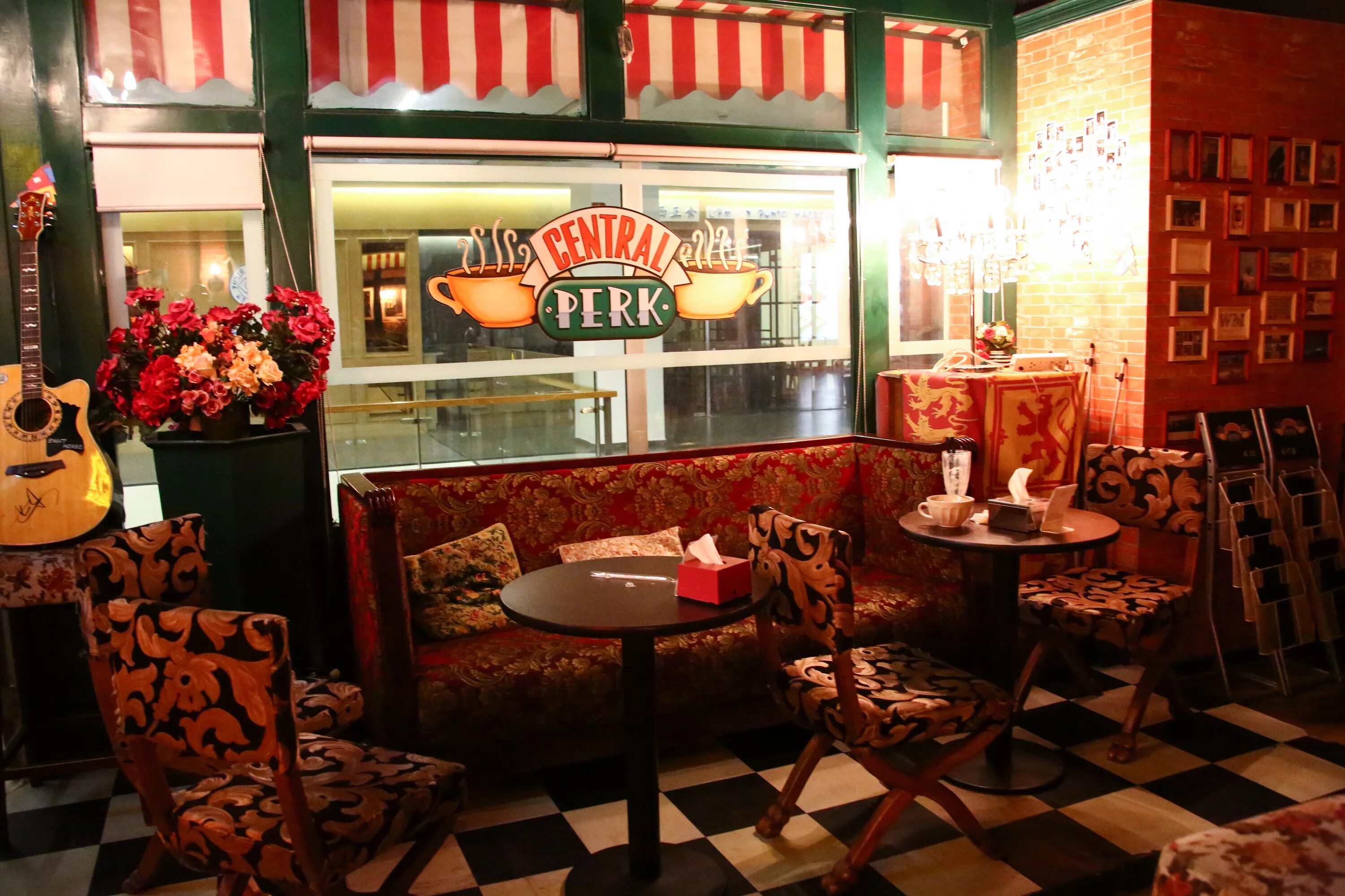 Frenchie cafe. Central Perk кофейня Нью-Йорк. Нью Йорк кафе централ перк.