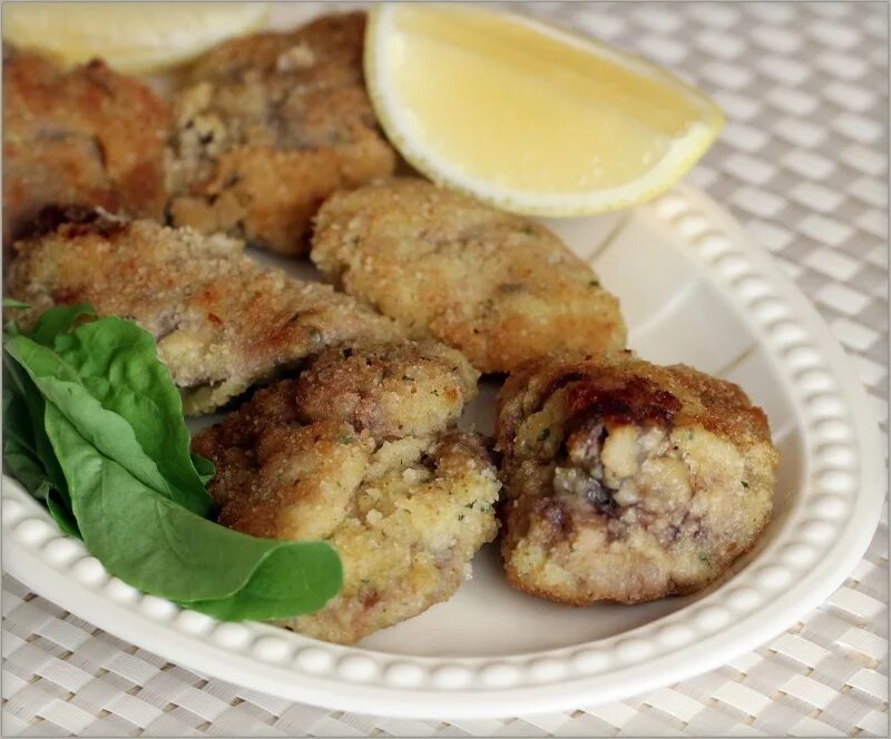 Печень говяжья в сухарях. Жареная печень в панировке. Жареная курица в панировке. Печень в панировочных сухарях. Печень говяжья в сухарях.