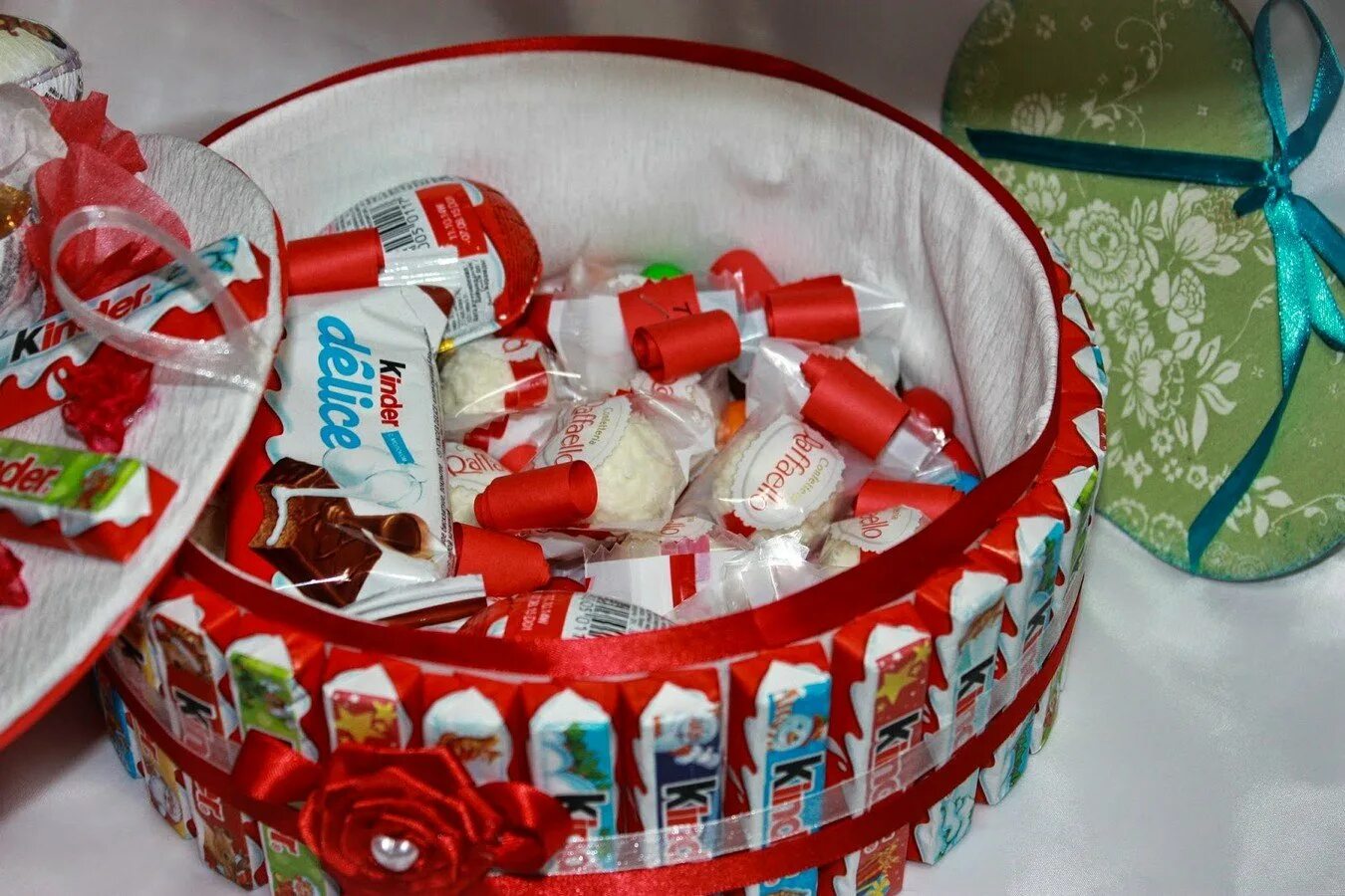 Оригинальные подарки на 5 лет. Сладкие подарки для детей. Подарки для детей. Торт из конфет для мальчика. Деревянный подарок на годовщину свадьбы.