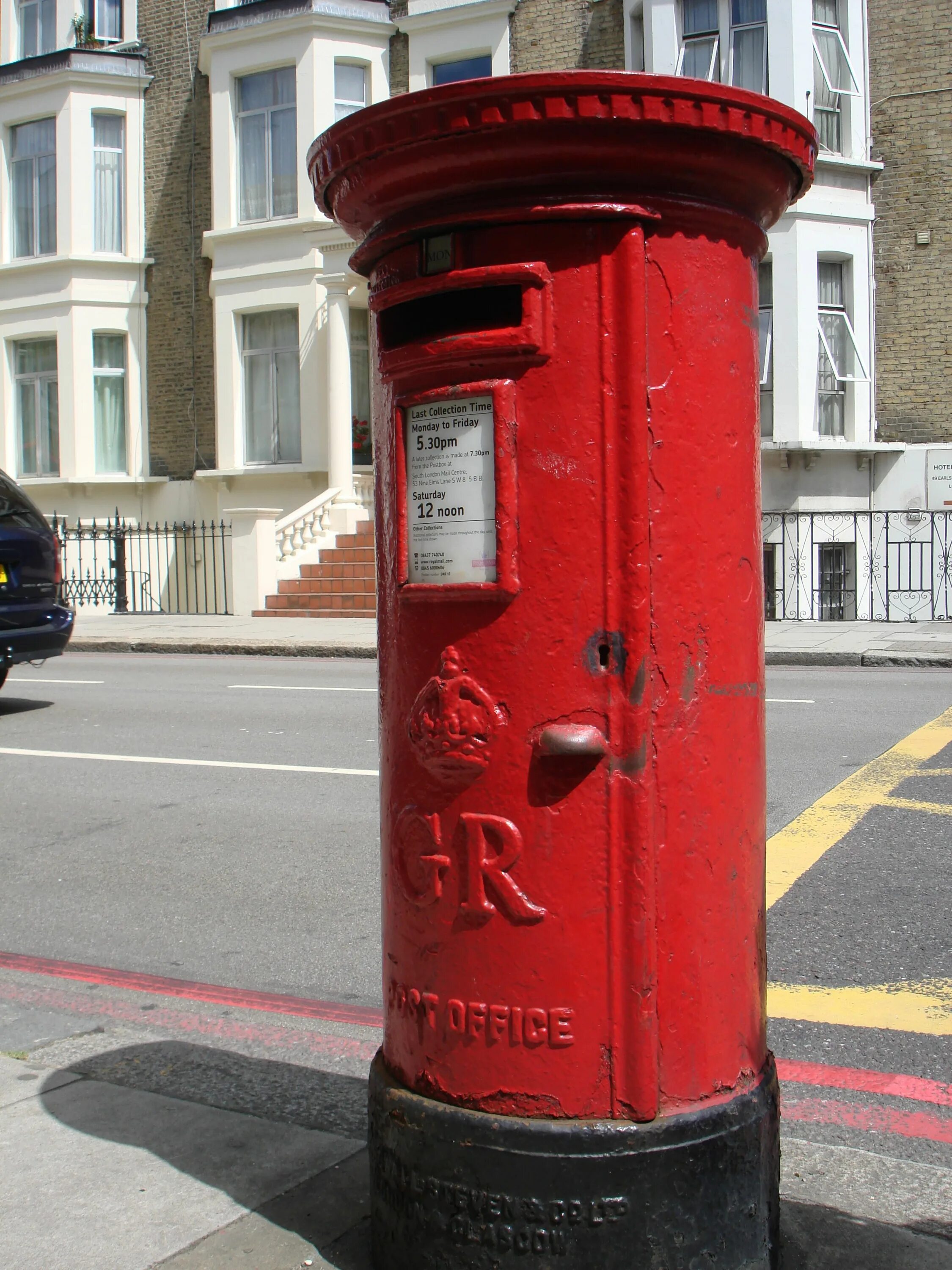 Box posting. Postbox Великобритании. Почтовый ящик Лондон. Красный почтовый ящик в Лондоне. Почтовая будка в Англии.