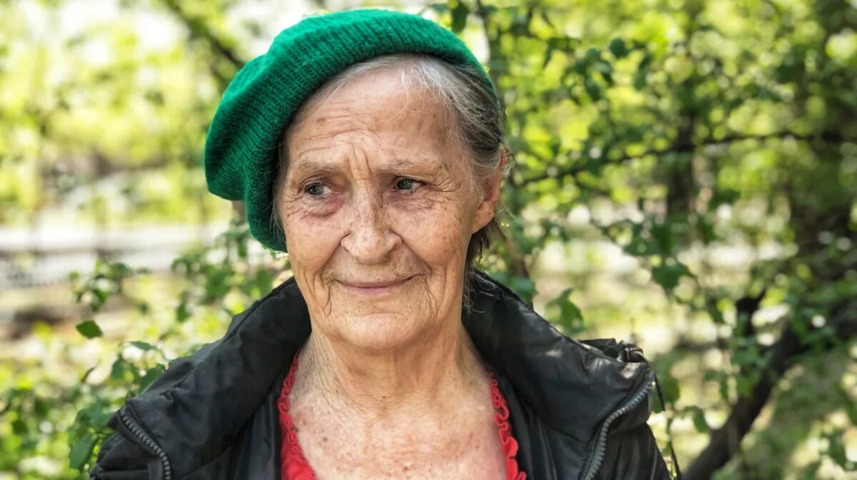 Летние люди отзывы. Бабушка 112 лет. Жительница деревни портрет.
