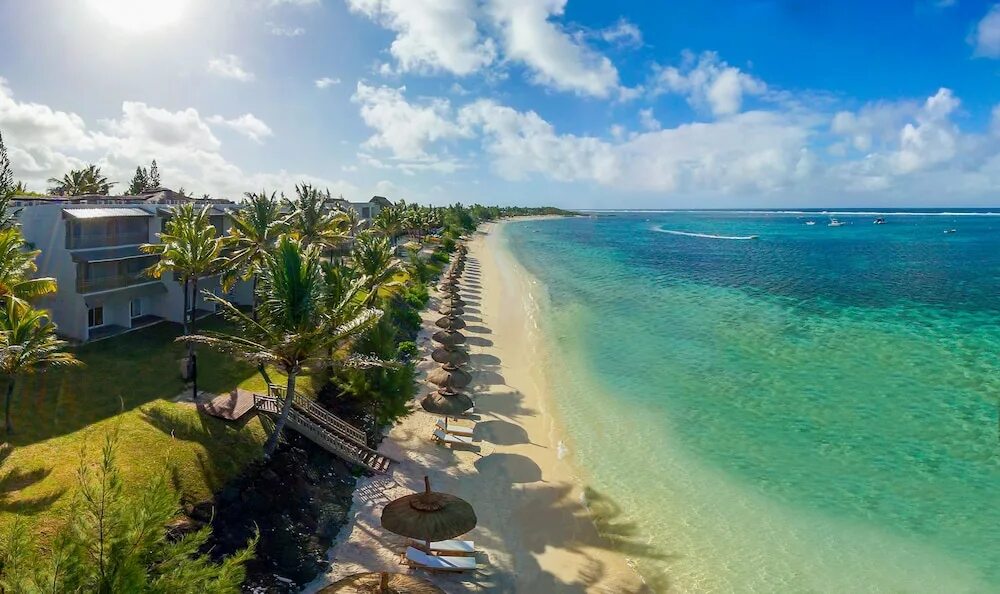 Отель с хорошим пляжем. Остров milaidhoo мальдивы. Дубай пальма дубай sofitel. Майорка отели. Anantara peace haven tangalle resort spa.