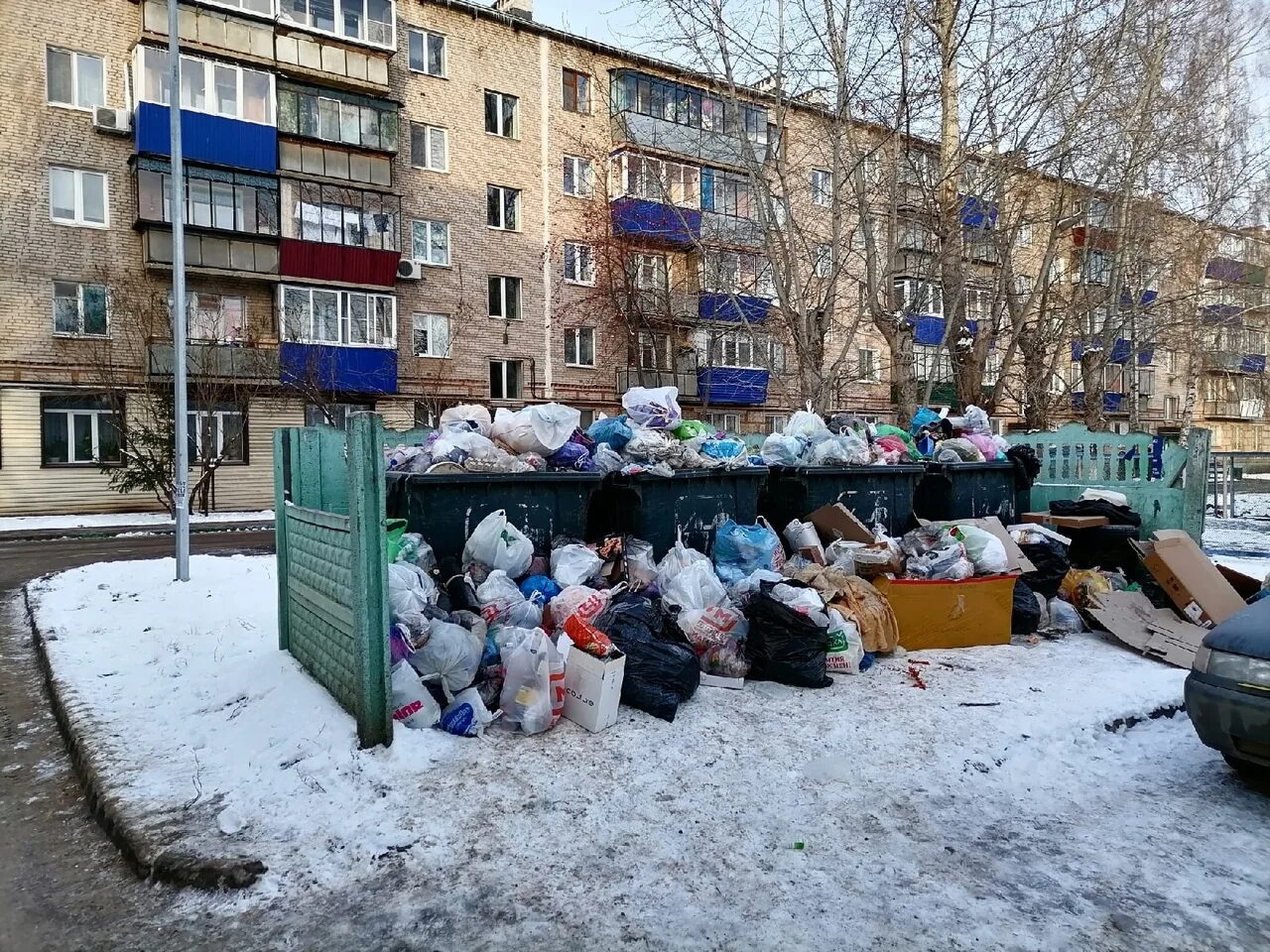 Современные мусорки во дворах.