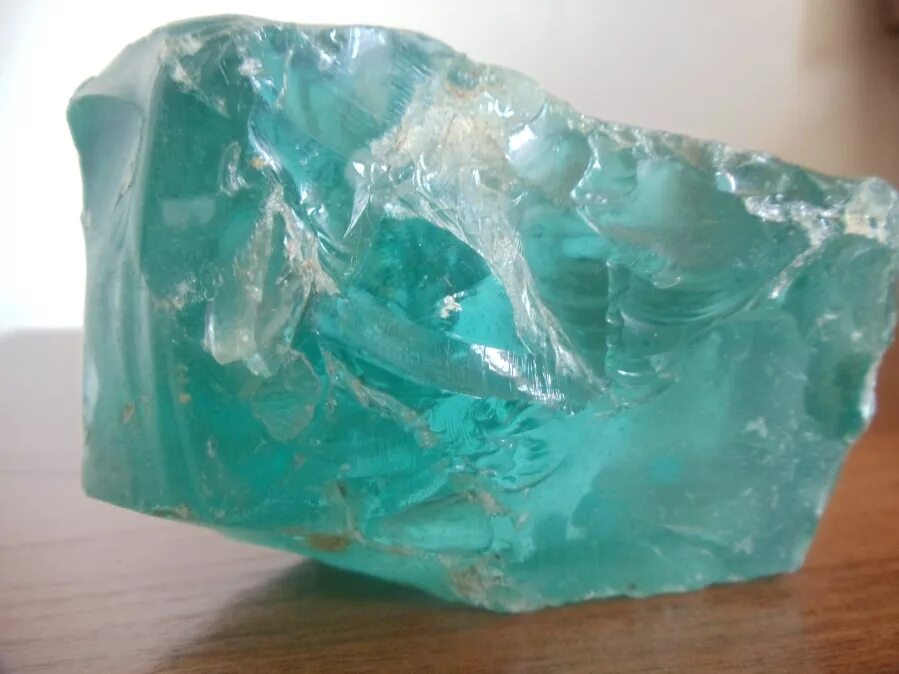 Минерал зелено голубого цвета. Аквамарин зеленый камень. Голубой Аквамарин. Аквамарин мусковит минерал. Аквамарин минерал необработанный.