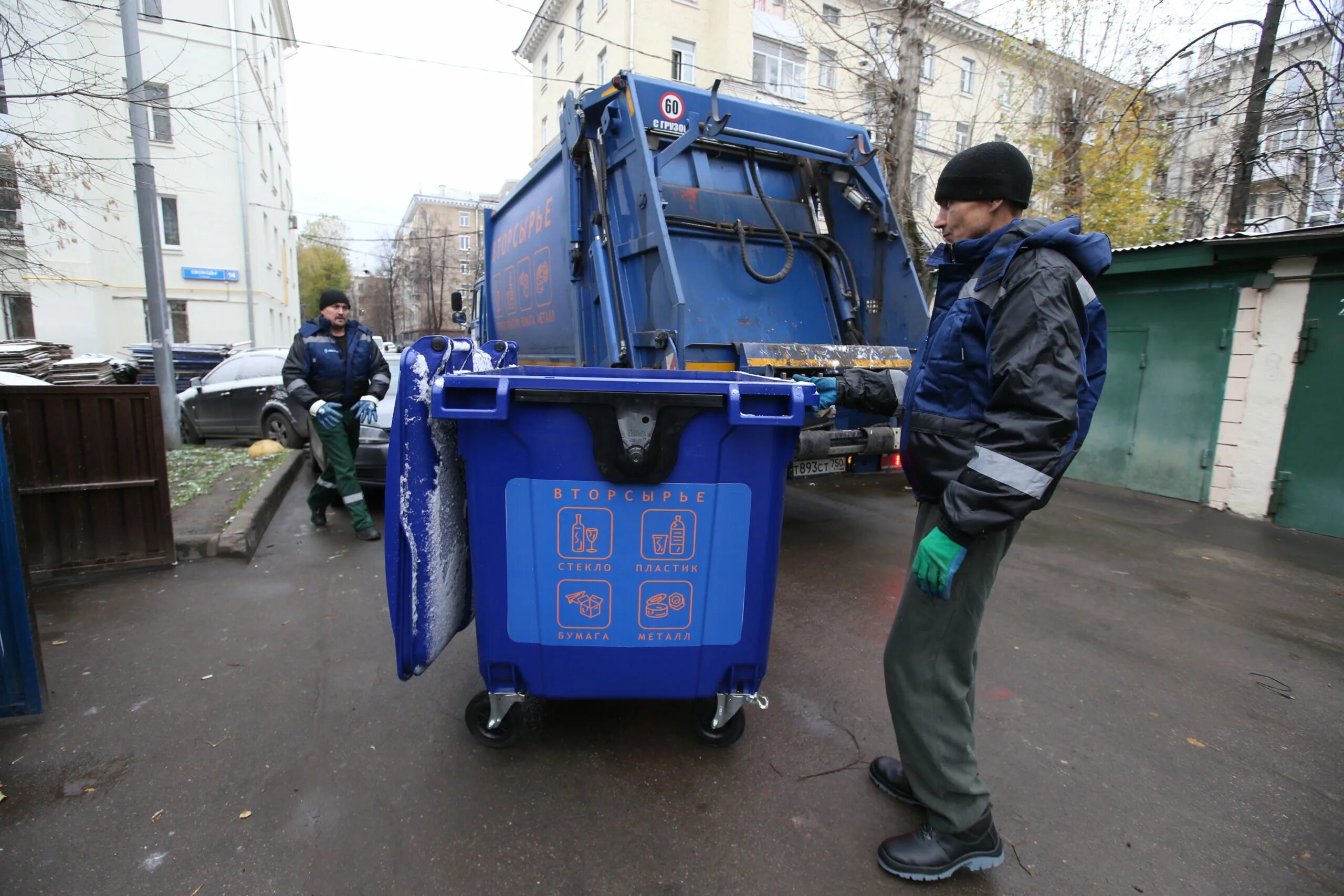 Региональные операторы тбо московская область. Мусоровоз для вторсырья. Синий контейнер для вторсырья. Мусоровоз для смешанных отходов.