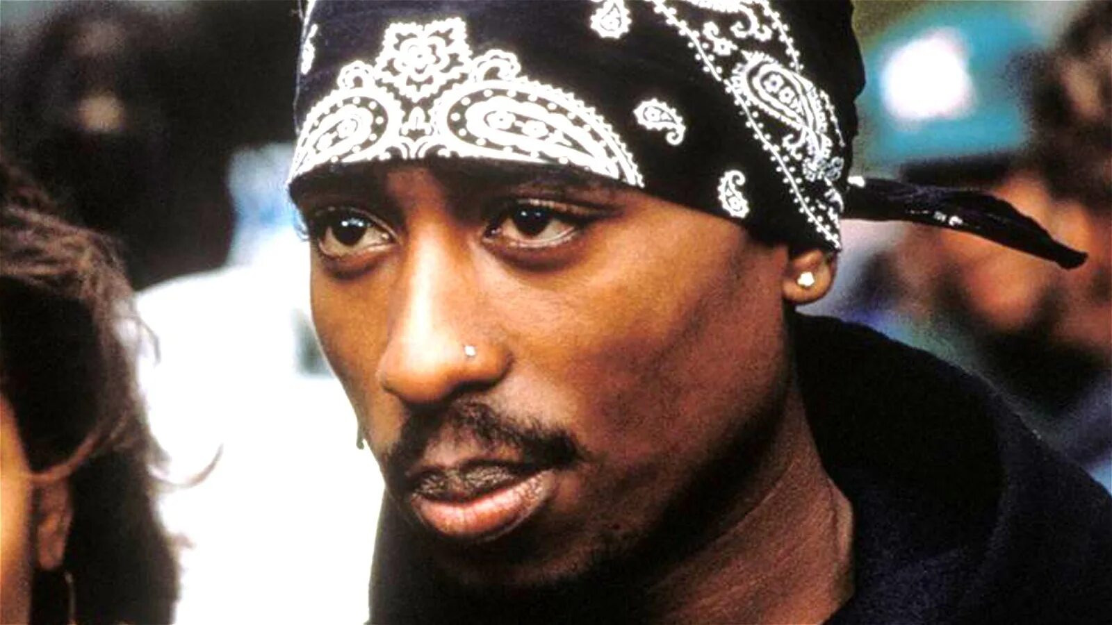 Тупак снуп. Snoop dogg в бандане. 2pac в бандане. шакур фото. тупак в казино.