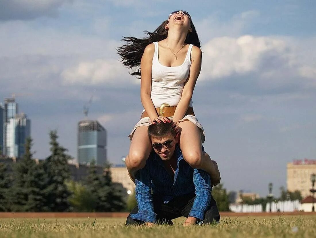 Aurela skandaj в белье. села на лицо. делает куни сверху т кайфует. девочка села на улице. девушка на коленях у парня.