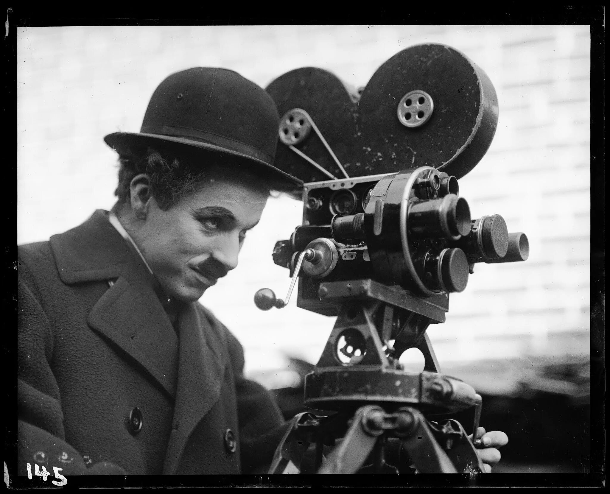 Кинооператор рассказывает. Чарли Чаплин на съемках. Чарли Чаплин на съемочной площадке. Чарли Чаплин фото.