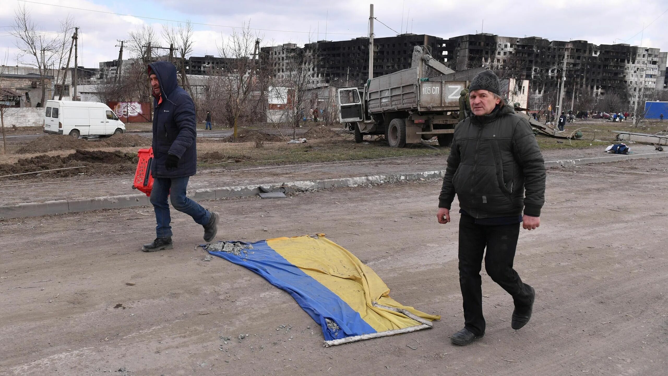 Украинские националисты 2022. Жители Мариуполя в заложниках. Мариуполь беженцы.